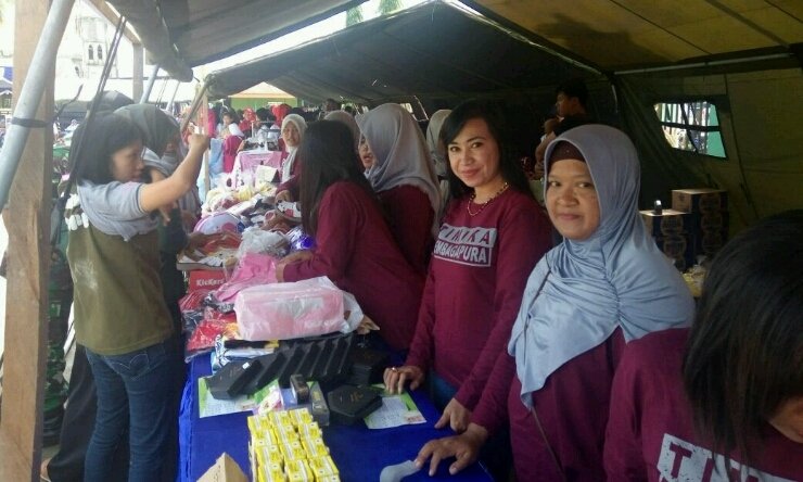 Jalasenastri Lanal Timika Jual Paket Sembako di Bazar Murah