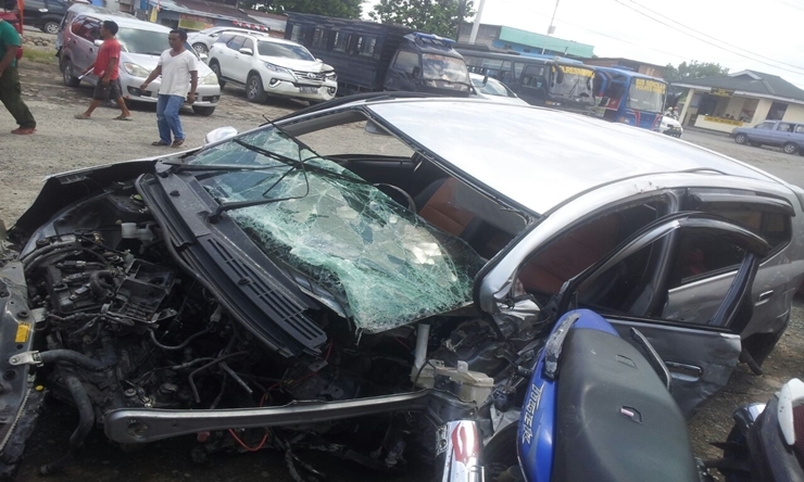 Mobil ini Rusak Parah Setelah Laka Tunggal