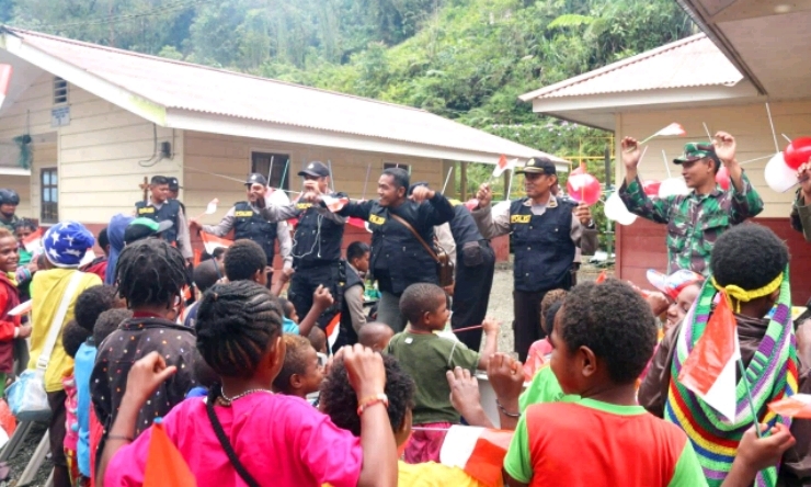 Selain Pengamanan, Kepolisian Mengajar Anak-anak di Banti