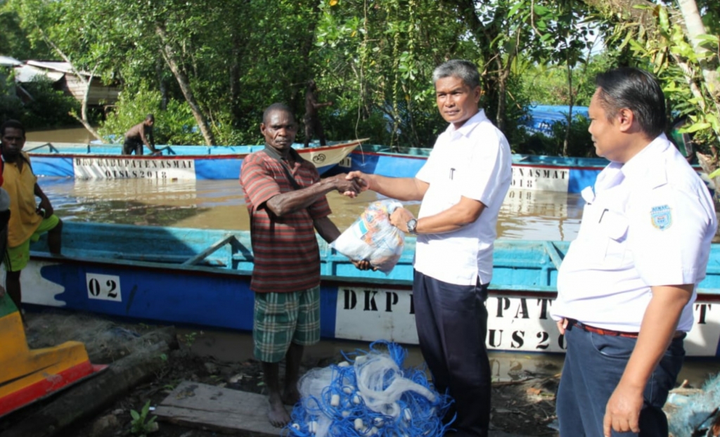 Warga Asmat Dapat Bantuan Longboat dan Alat Tangkap Ikan