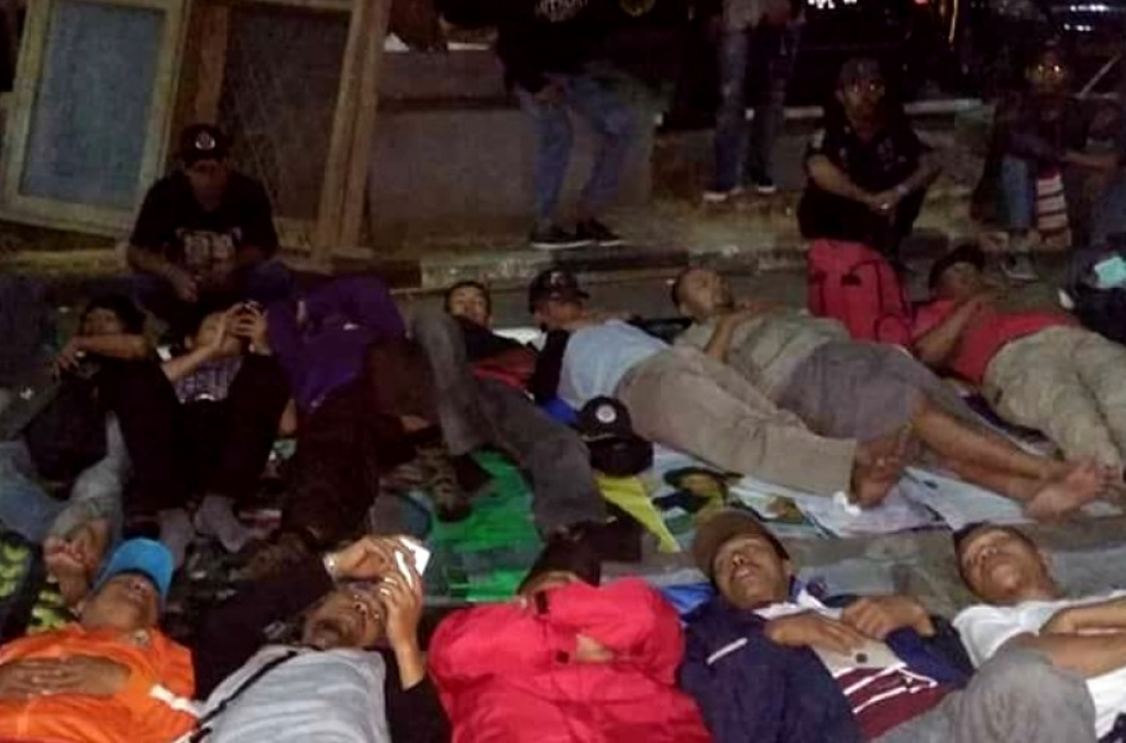 Ratusan Korban PHK Freeport Tidur di Depan Kantor Kemnaker
