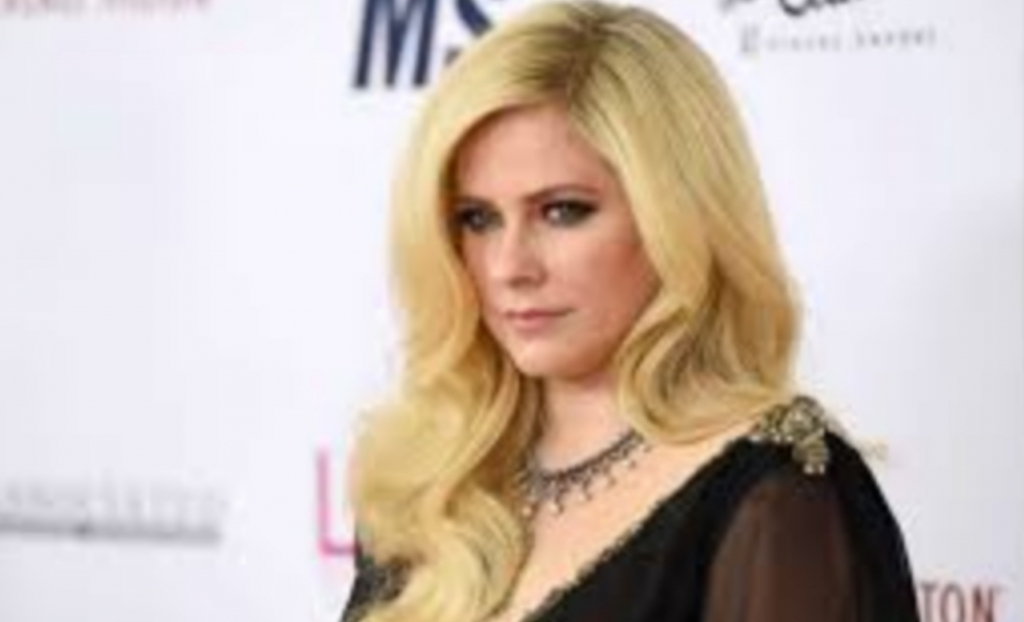 Avril Lavigne Tanggapi Rumor Kloning Dirinya