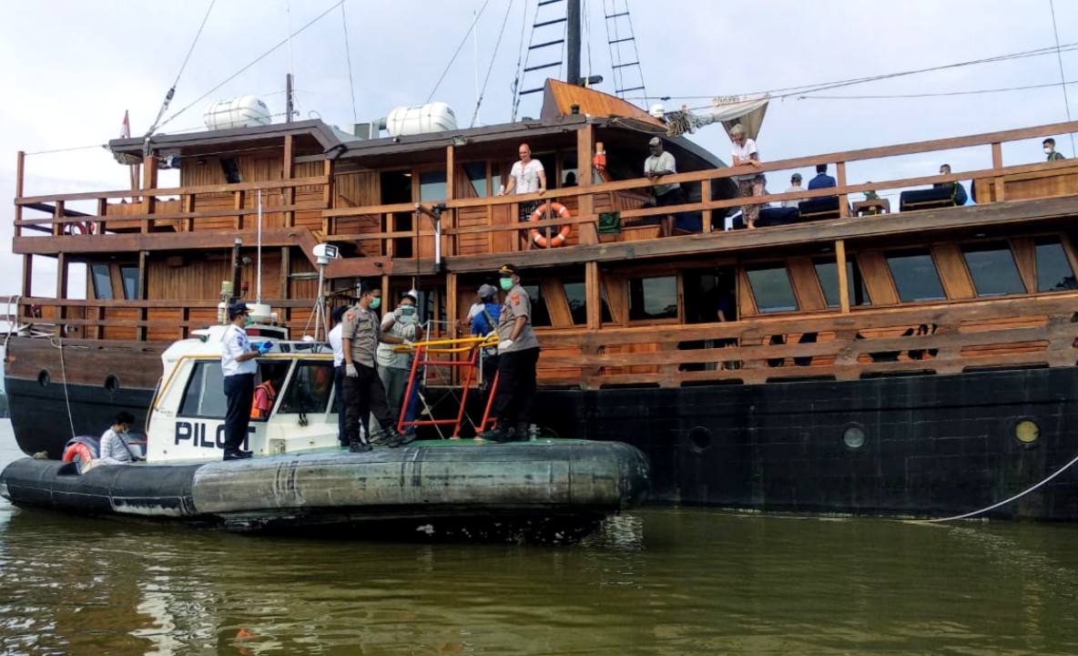 PERIKSA | Tim gabungan saat menaiki Kapal Pinisi KM Damai yang ditumpangi sembilan WNA. (Foto: Muji/SP)
