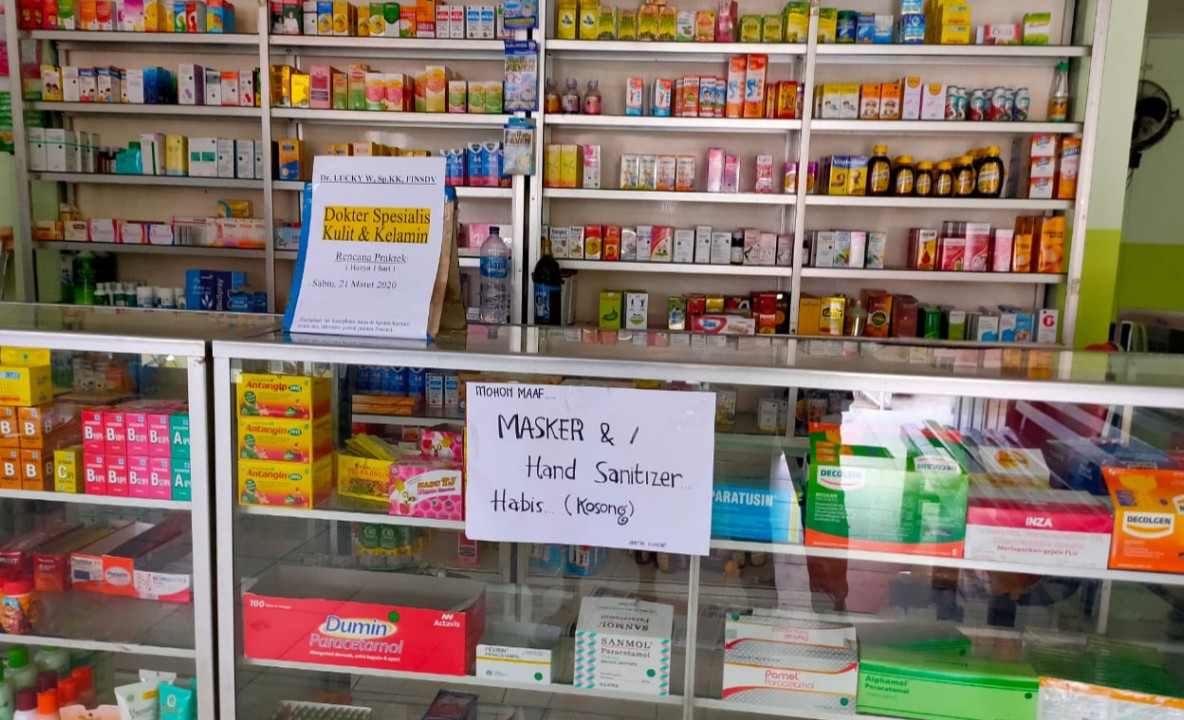 LANGKA | Tulisan masker dan hand sanitizer habis yang ditempel di salah satu apotek di Timika. (Foto: Sevianto/SP)
