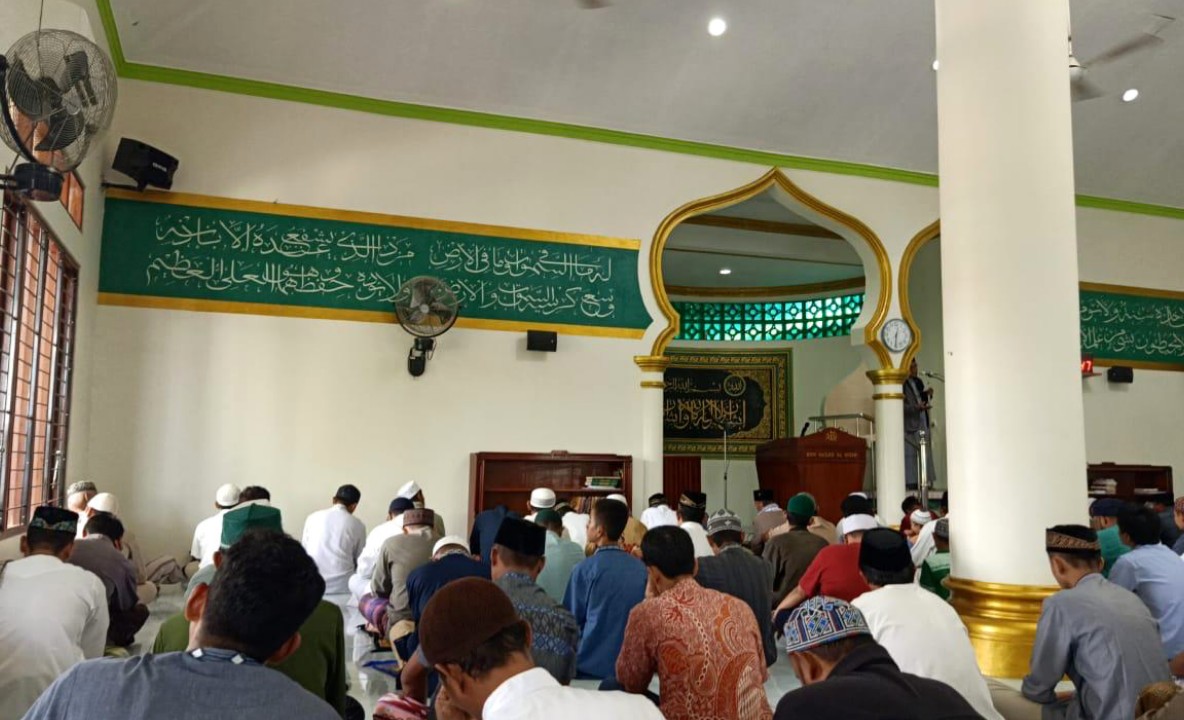 SHALAT JUMAT | Pelaksanaan shalat Jumat di Masjid Al Iksan, Timika. (Foto: Ist/SP)
