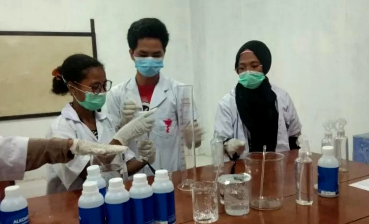 Mahasiswa Sekolah Tinggi Ilmu Kesehatan Sorong membuat cairan pembersih tangan. (Foto: Antara/Istimewa)