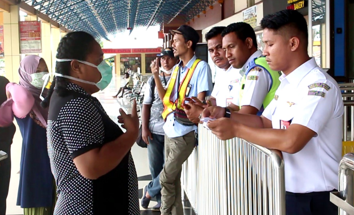PETUGAS | Tampak sejumlah petugas berjaga di pintu masuk Bandara Sentani. (Foto: Fnd/SP)