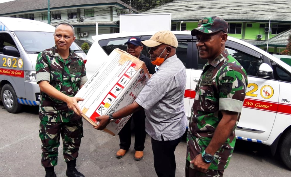 BANTUAN APD | Kadinkes Prov Papua ketika menerima bantuan APD untuk tenaga kesehatan dari pusat. (Foto: Ist/SP)