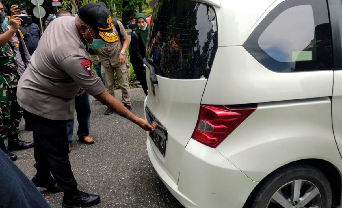 CEK | Kapolda Papua Irjen Pol Paulus Waterpauw saat mengecek kendaraan yang tertembak KKB di OB 1- Kuala Kencana. (Foto: Muji/SP)