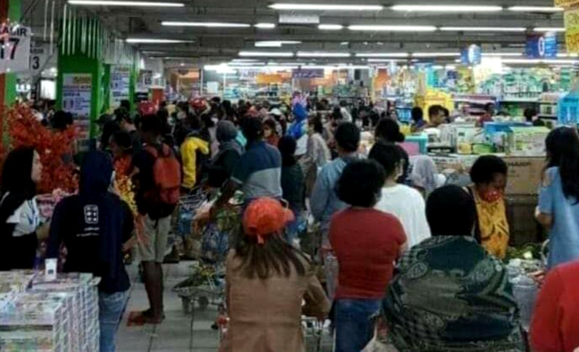 ANTRIAN DI KASIR | Tampak warga Kota Jayapura menyerbu salah satu pusat perbelanjaan sebagai dampak berita hoax yang berderar melalui media sosial (Foto: Ist/SP)