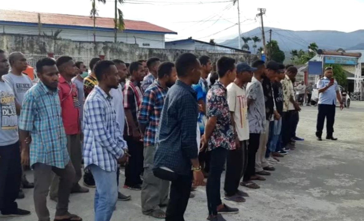 Suasana 145 warga binaan Lapas Kelas II A Abepura yang menjalani asimilasi. (Foto: Antara/HO/Humas Kemenkumham Papua)