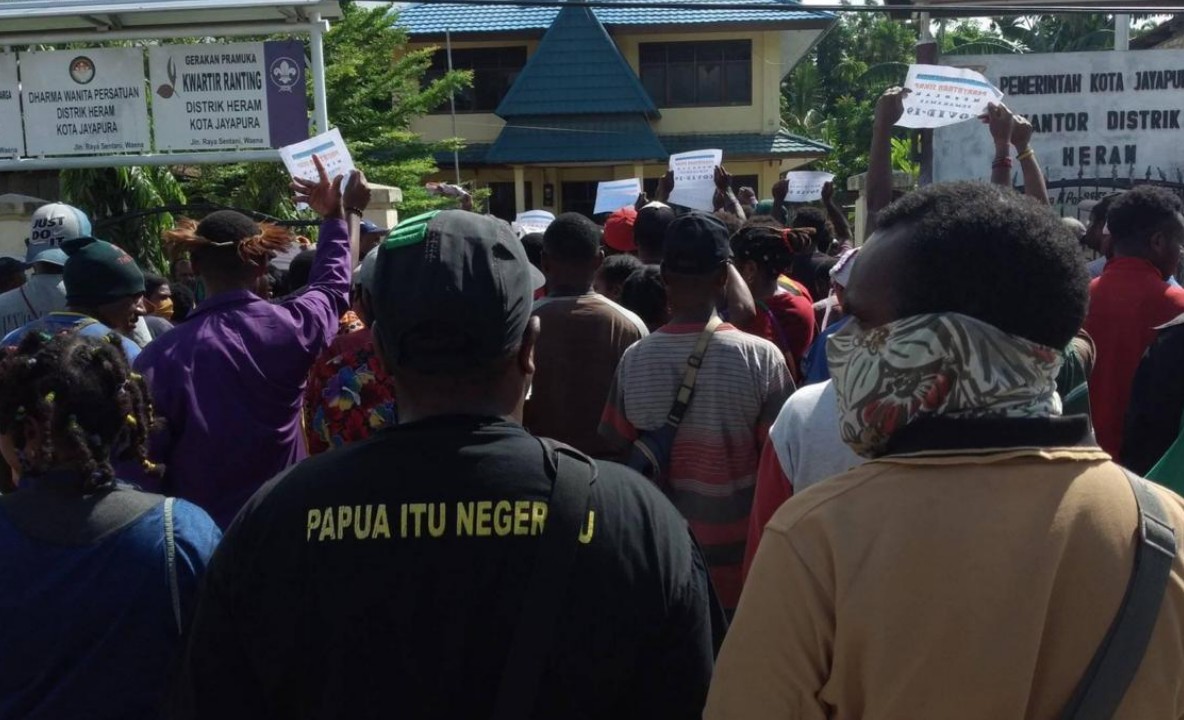 DEMO | Warga ketika melakukan demo di Kantor Distrik Heram, Kota Jayapura. (Foto: Ist/SP)