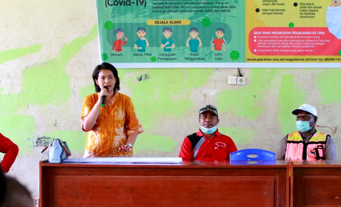 ARAHAN | Kepala Dinas Koperasi dan UKM Mimika Ida Wahyuni memberikan arahan kepada pelaku UKM di tengah pandemi virus corona. (Foto: Ist/SP)