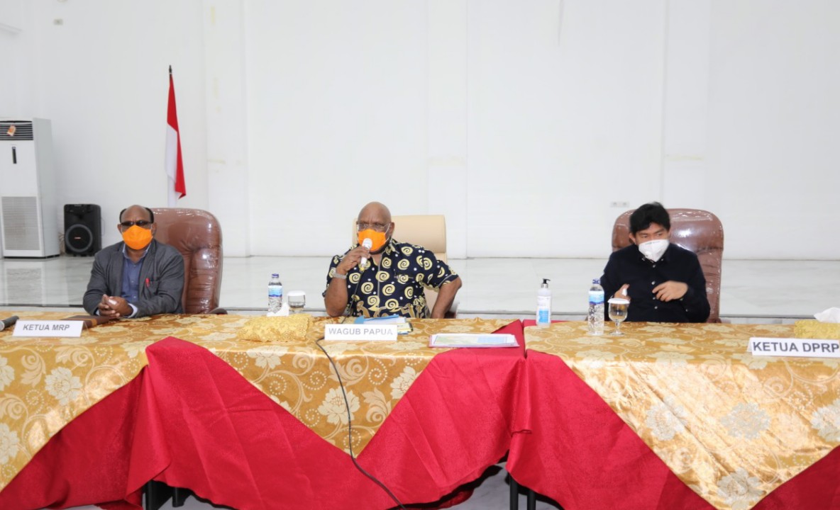 RAPAT | Wakil Gubernur Papua, Klemen Tinal saat memimpin rapat di gedung negara, Kota Jayapura. (Foto: Ist)