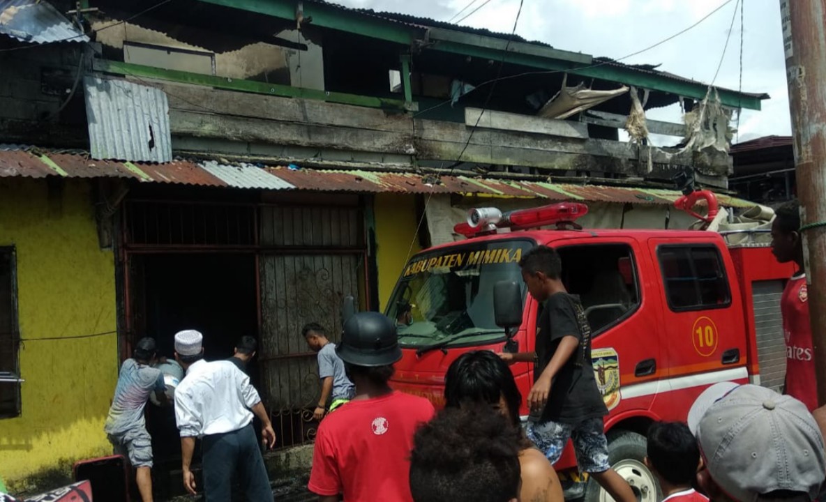 KEBAKARAN | Kebakaran terjadi di salah satu rumah kos yang berada di jalur I Koperapoka. (Foto: Muji/SP)