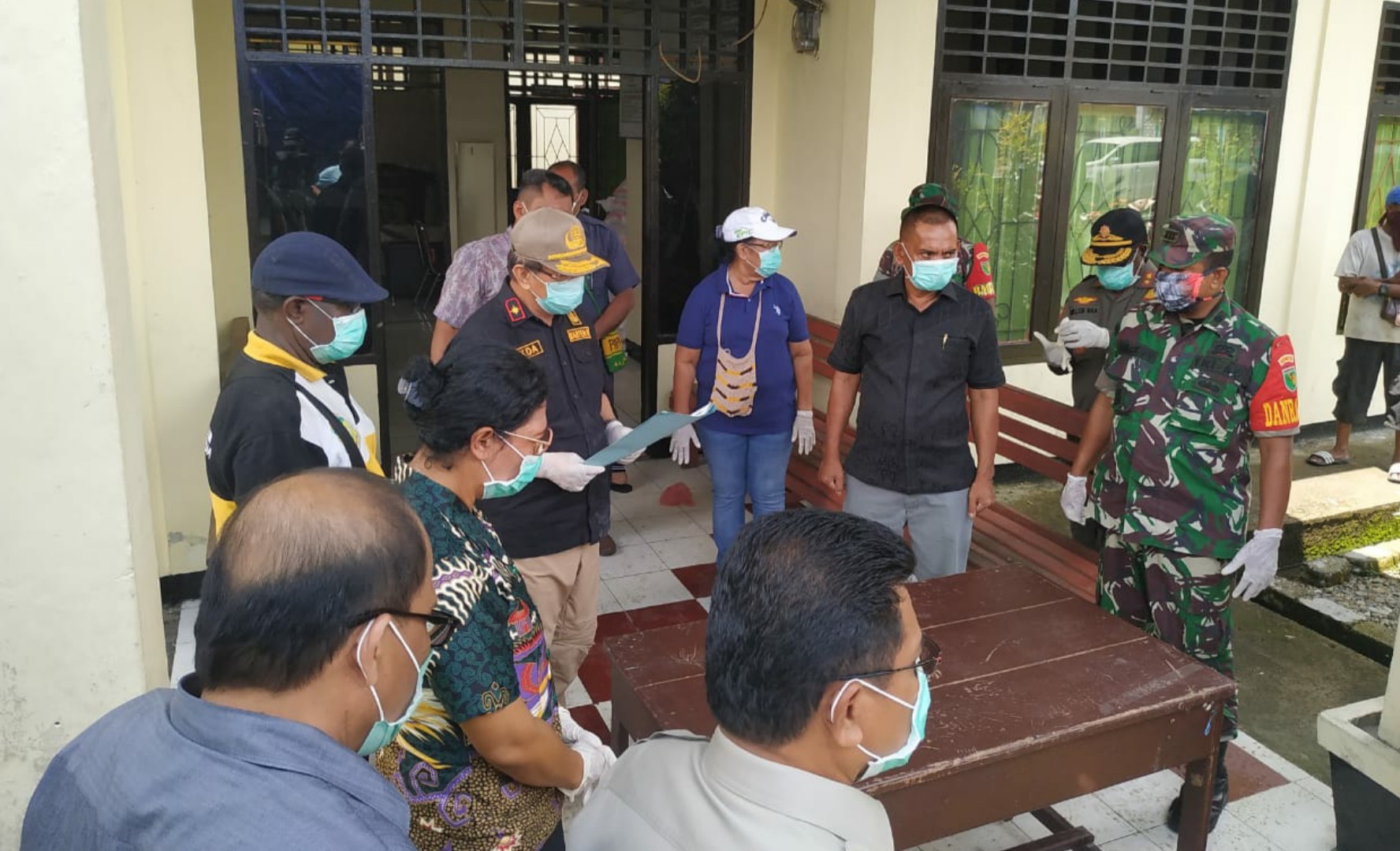 Sekda Mimika Marthen Paiding dan sejumlah pejabat lainnya ketika hendak membagikan bahan pokok untuk warga di Distrik Mimika Timur. (Foto: Ist/SP)