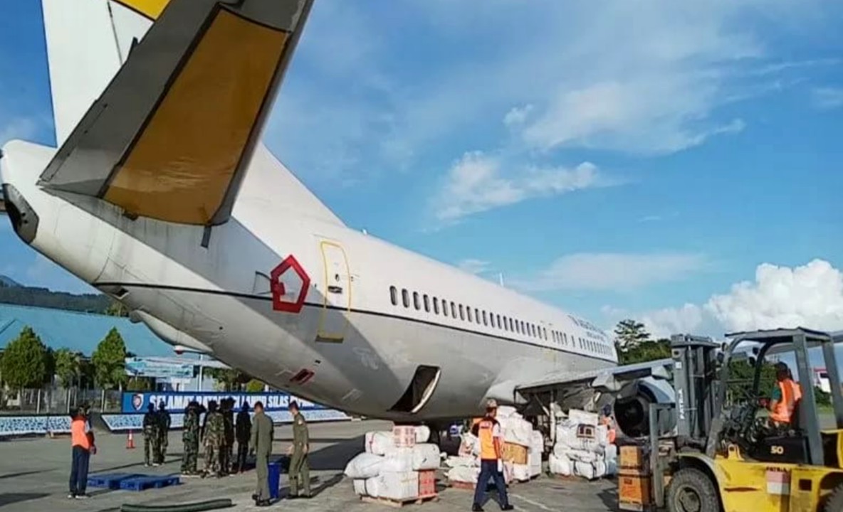 Pesawat Boeing 7306 milik TNI-AU yang membawa 5,6 ton APD dan masker untuk penanganan COVID-19 di Papua dan Papua Barat nampak sedang membongkar muatannya di Lanud Silas Papare, Jumat (10/4). (Foto: Antara/HO/Indri)