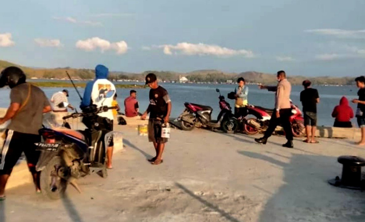 Suasana Tim gabungan membubarkan warga yang sedang asyik memancing di Dermaga Kampung Yahim, Distrik Sentani Kota, Kabupaten Jayapura, Sabtu (11/4) (Antara/HO/Humas Polres Jayapura)