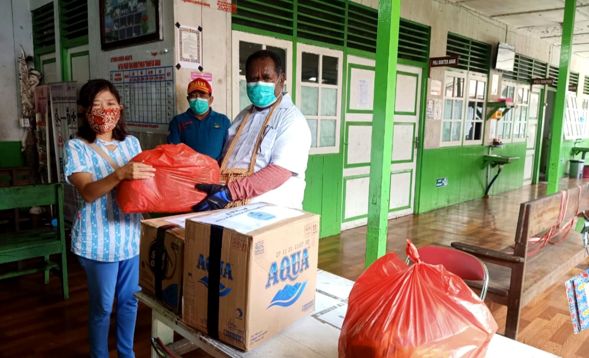 SERAHKAN MASKER | Bupati Asmat Elisa Kambu ketika menyerahkan bantuan masker kepada Direktur RSUD Agats dr. Yeni Yokung. (Foto: Humas Asmat/SP)