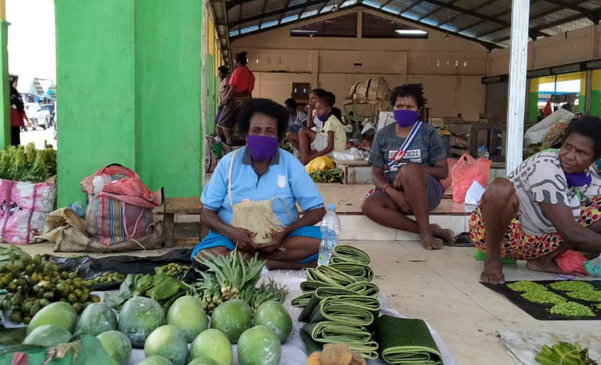 Mama Papua yang berjualan di pasar Sentral Mimika (Foto: Anya Fatma/SP)