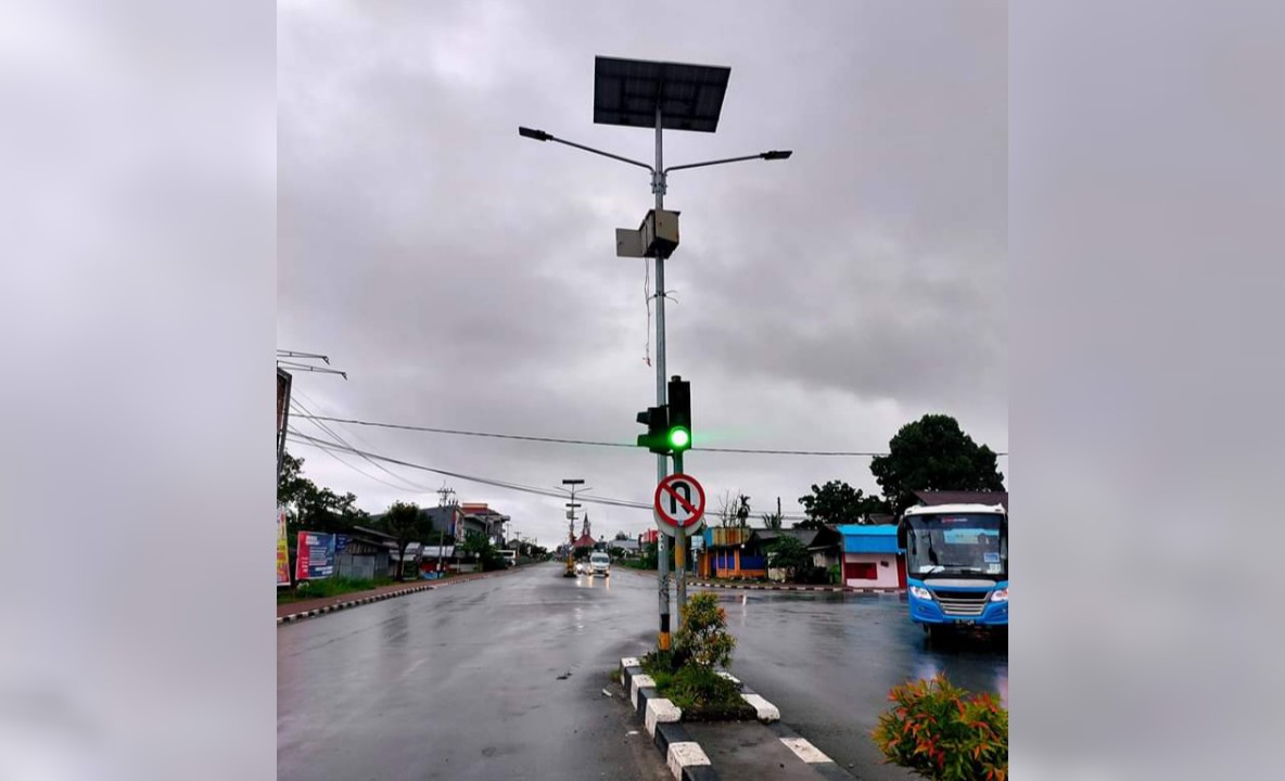 Salah satu aki lampu penerangan jalan di pertigaan Jalan Cenderawasih-Jalan Budi Utomo dicuri warga. (Foto: Ist/SP)