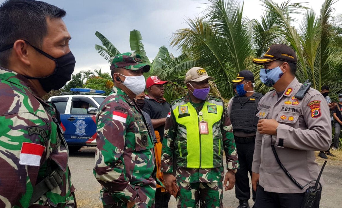 KOORDINASI | Danrem 172/ PWY, Kolonel Inf Jonatahan Binsar Sianipar saat berkoordinasi dengan Kapolres dan Dandim 1701/ Jayapura di lokasi kejadian. (Foto: Penrem 172/PWY)
