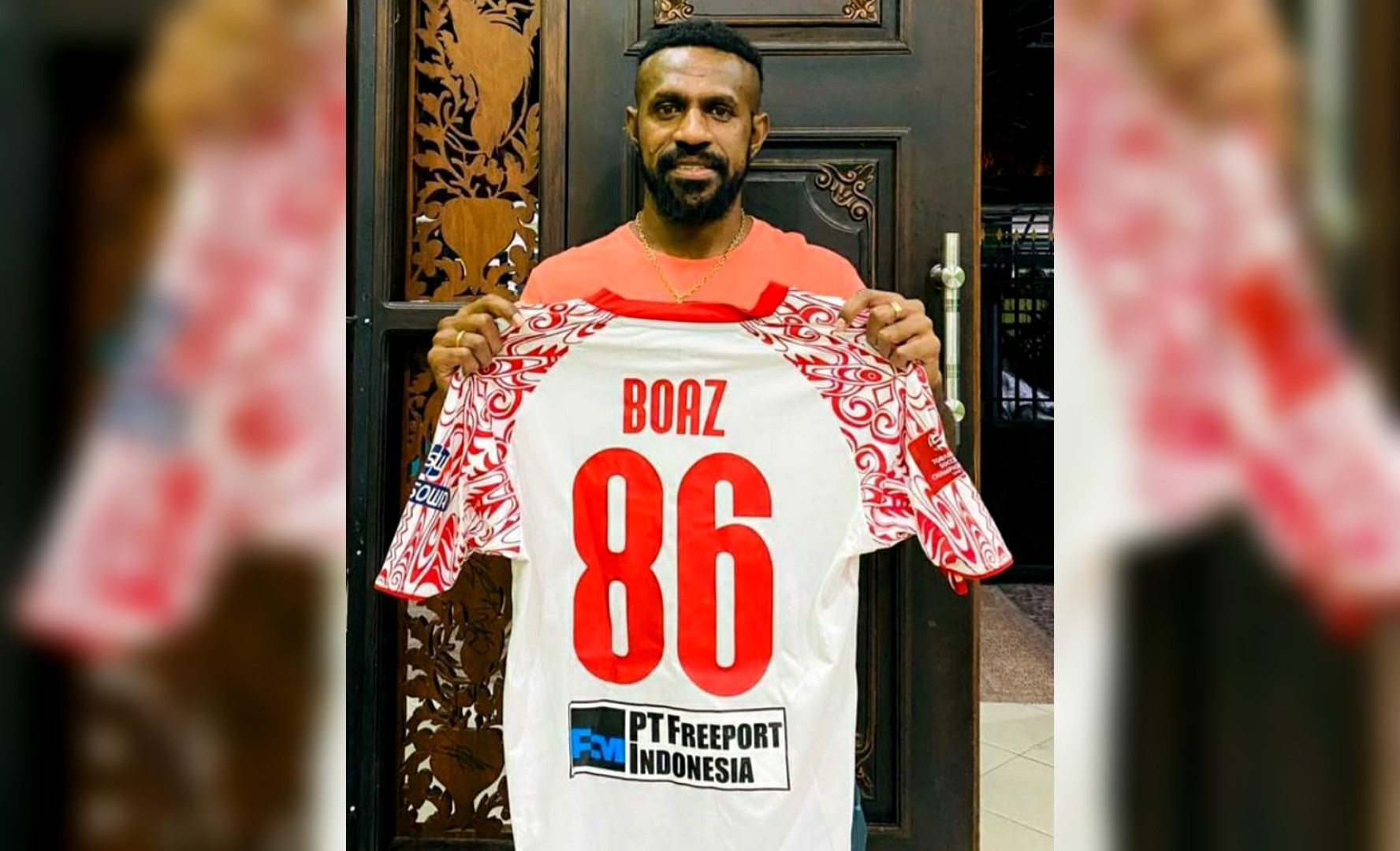 LELANG JERSEY | Kapten Persipura Jayapura, Boaz Salossa menunjukan jersey yang dilelang. (Foto: Instagram Boaz Salossa)