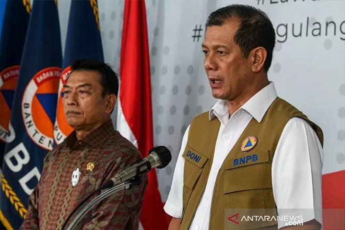 Kepala Badan Nasional Penanggulangan Bencana (BNPB) Doni Monardo (kanan) didampingi Kepala Staf Kepresidenan Moeldoko (kiri) memberikan keterangan pers di Graha BNPB, Jakarta, Jumat (27/3/2020). ANTARA FOTO/Nova Wahyudi/nz.