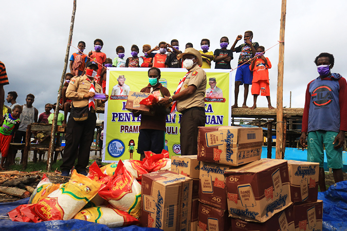 SERAHKAN BANTUAN - Ketua Gerakan Pramuka Kwarcab Mimika Frits J. Erari ketika menyerahkan paket sembako kepada warga. Foto: Humas Pramuka Mimika.