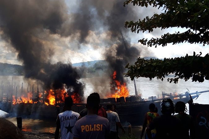 KAPAL TERBAKAR | Kapal pengangkut Bahan Bakar Minyak (BBM) terbakar di Pelabuhan Burmeso. (Foto: Dok Humas Polda Papua)