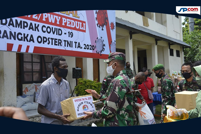 SERAHKAN BANTUAN - Danrem 172/PWY Kolonel Inf Jonathan Binsar Parluhutan Sianipar menyerahkan bantuan secara simbolis kepada panti asuhan dan asrama mahasiswa di Kota Jayapura (Foto: Levin/SP)