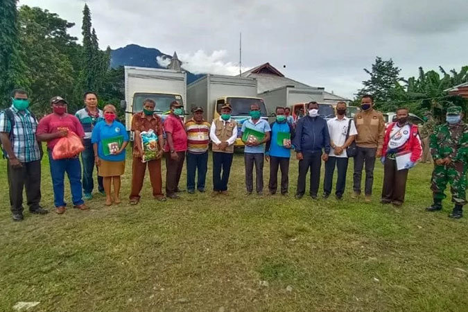 Bupati Jayapura (tengah) saat foto bersama dengan para Kepala Kampung di Distrik Waibhu, usai menyerahkan bantuan sembako. ANTARA/HO-Humas Tim Gugus Tugas COVID-19 Kabupaten Jayapura