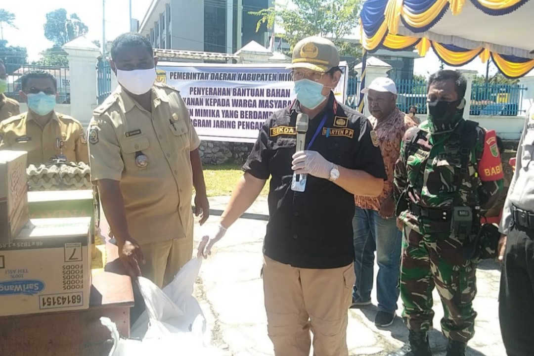 BANTUAN - Pj Sekda Mimika Marthen Paiding saat akan menyerahkan simbolis bantuan kepada pihak Kelurahan Kwamki, Selasa (12/5). Foto: Aditra