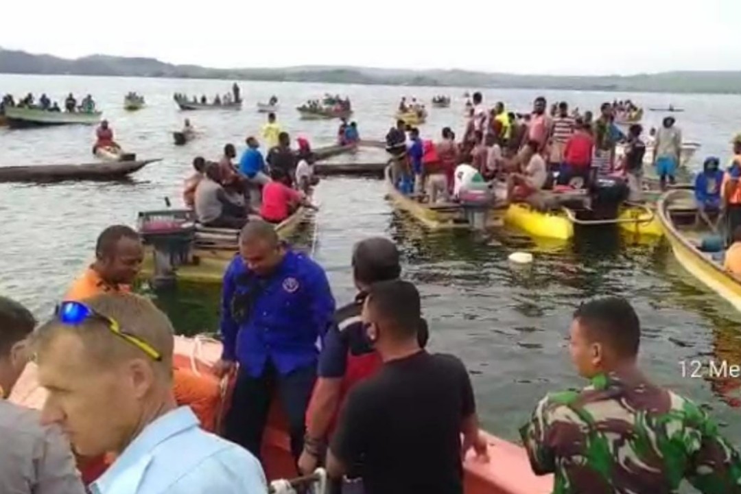 PENCARIAN - Petugas dan masyarakat memadati titik jatuhnya pesawat di Danau Sentani. Foto: SC Video.