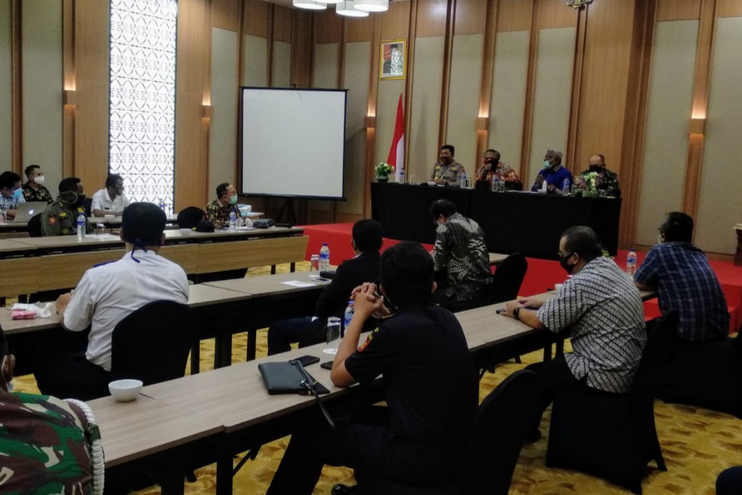 RAKOR - Suasana rapat koordinasi (rakor) yang digelar oleh Pemkab Mimika dalam membahas pembatasan sosial secara meluas (PSMM). (Foto : Muji/SP)