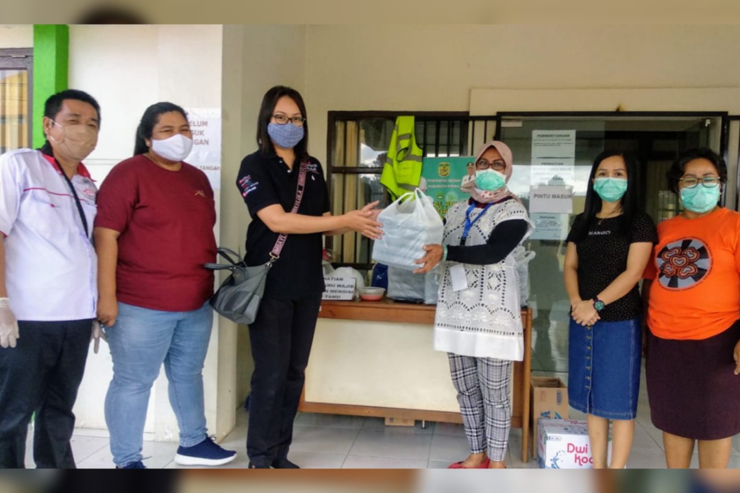 SERAHKAN | Direktur Hotel Horison Ultima Timika Elsya Tan menyerahkan paket makanan kepada tenaga kesehatan di posko Covid-19 Mimika. (Foto: Muji/SP)