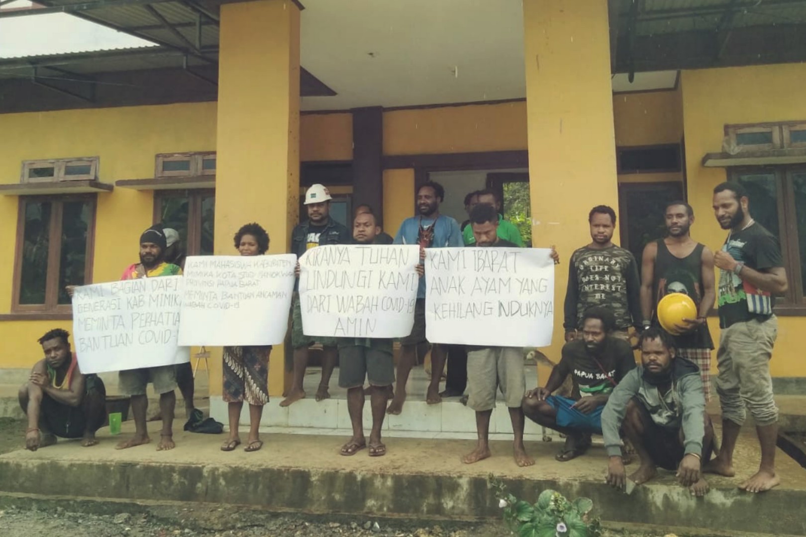 TUNTUTAN | Mahasiswa asal Kabupaten Mimika sedang memegang spanduk bertulisan permohonan bantuan Bahan Makanan. (Foto: Ist/SP)