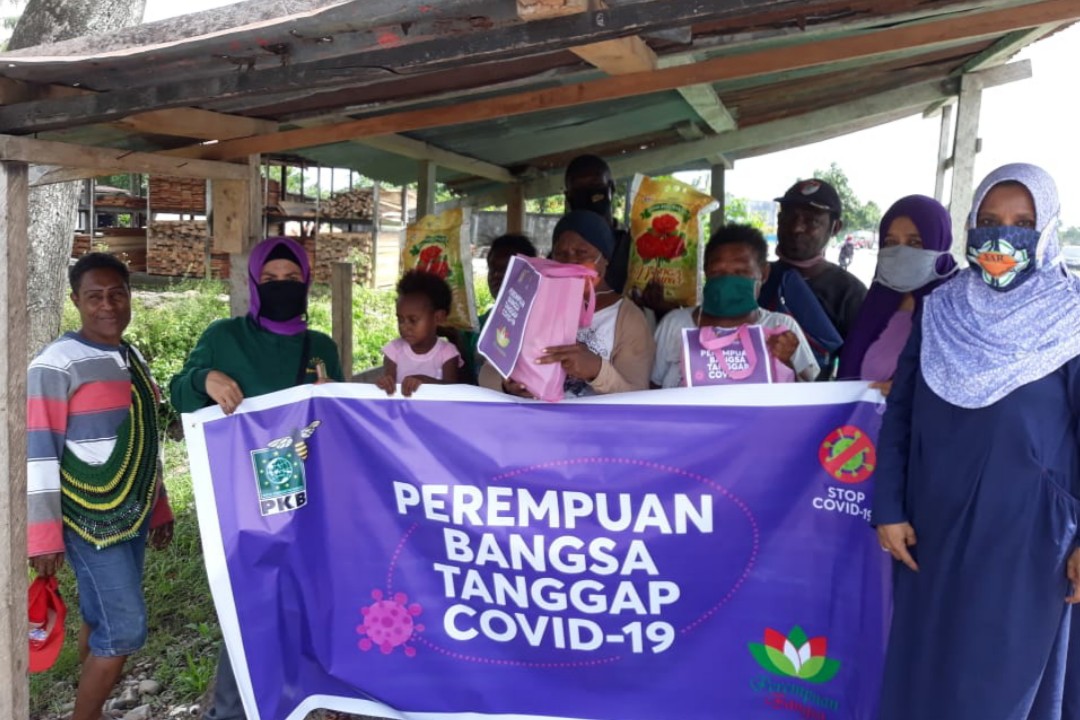 BERBAGI | Perempuan Bangsa PKB Mimika saat menyerahkan bantuan paket sembako ke mama-mama Papua. (Foto: Ist/SP)
