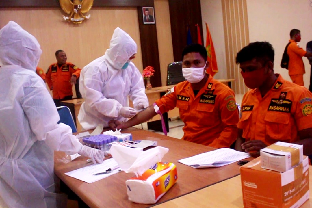 RAPID TEST | Tampak sejumlah personel Kantor Pencarian dan Pertolongan Jayapura menjalani rapid test corona. (Foto: Fnd/SP)