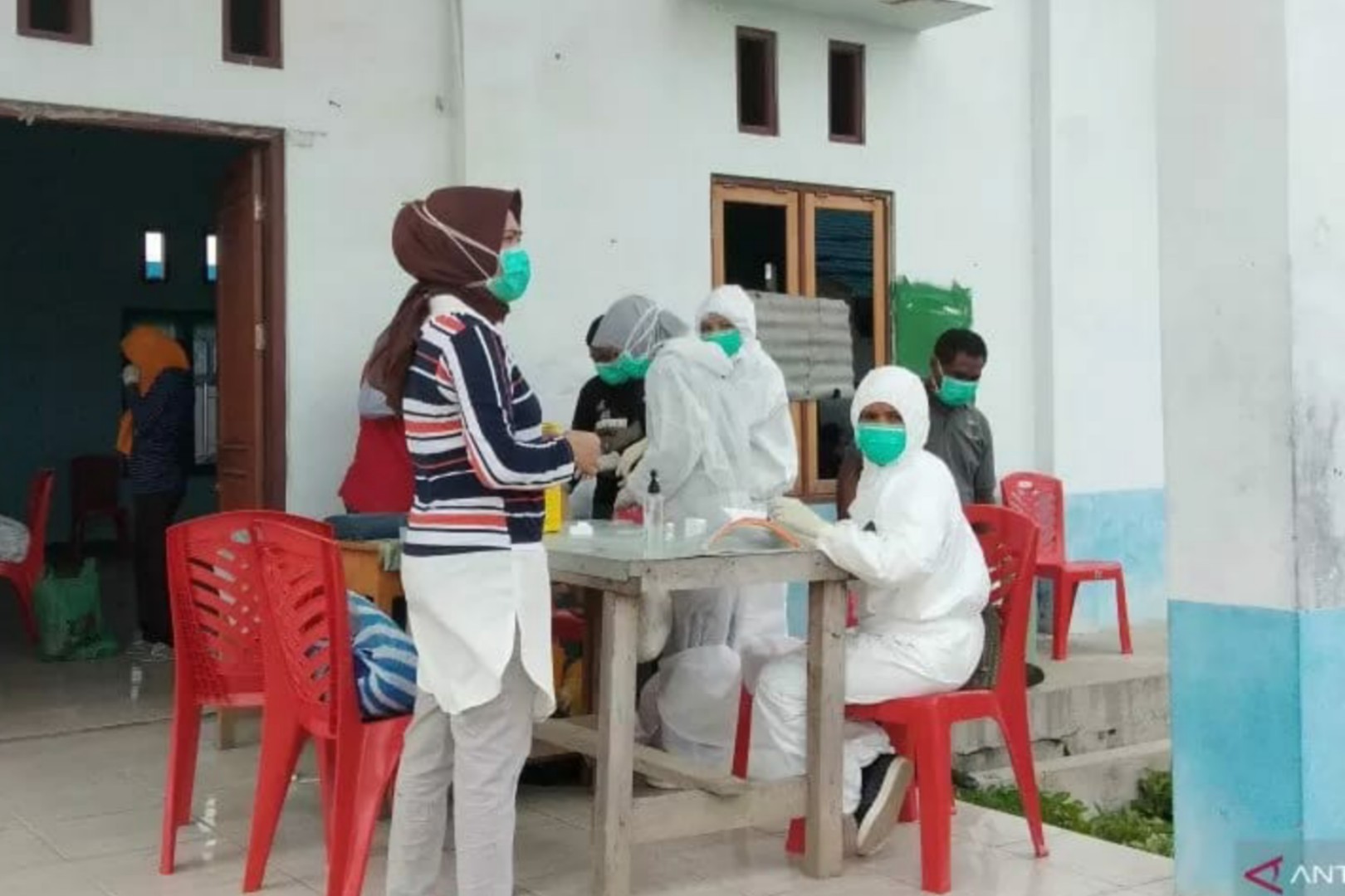 Tim medis Puskesmas Malawei yang telah siap melakukan tes cepat namun warga menolak, Selasa (19/5/2020) (Foto: Antara/Ernes Kakisina)