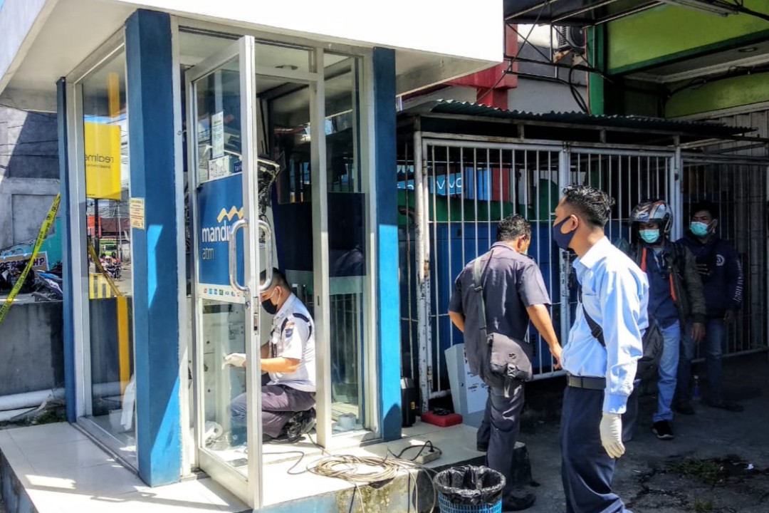 ATM | Mesin ATM Bank Mandiri yang berada di depan Kokarfi Jalan Budi Utomo Mimika dibobol maling. (Foto: Muji/SP)