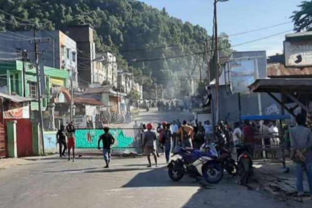 BLOKADE JALAN | Warga Kelurahan Hamadi melakukan blokade di ruas jalan Hamadi menuju pusat kota. (Foto: Ist)