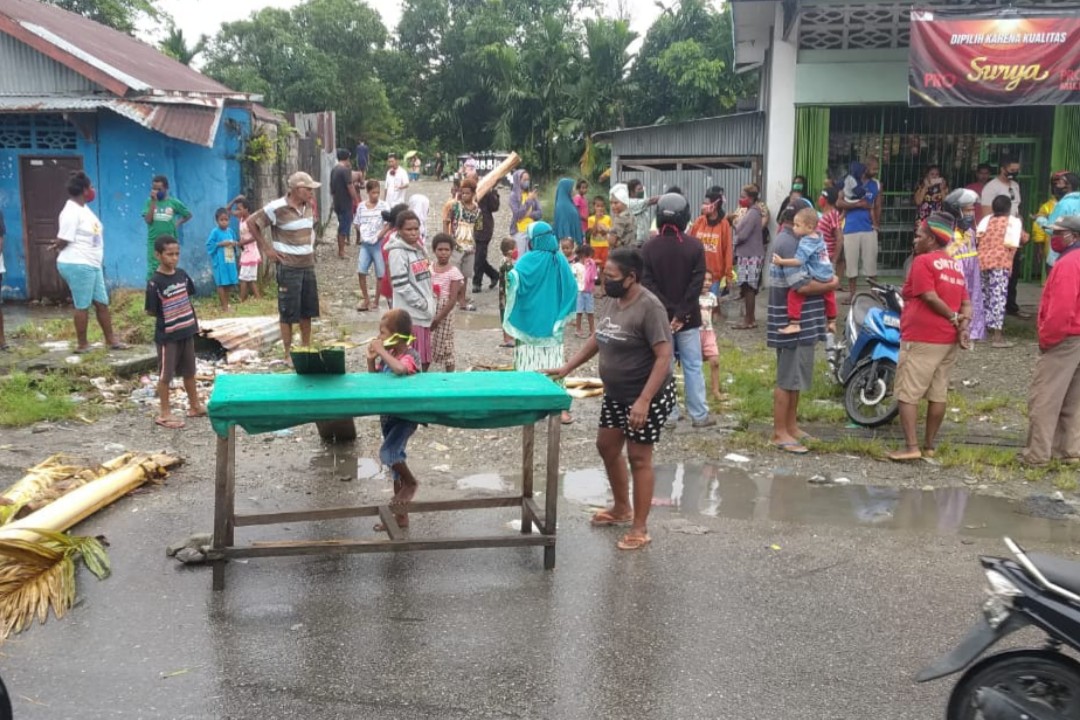 PALANG | Warga RT 25 dan RT 39 Kelurahan Kamoro Jaya saat melakukan pemalangan jalan karena belum mendapatkan bantuan sembako. (Foto: Ist/SP)