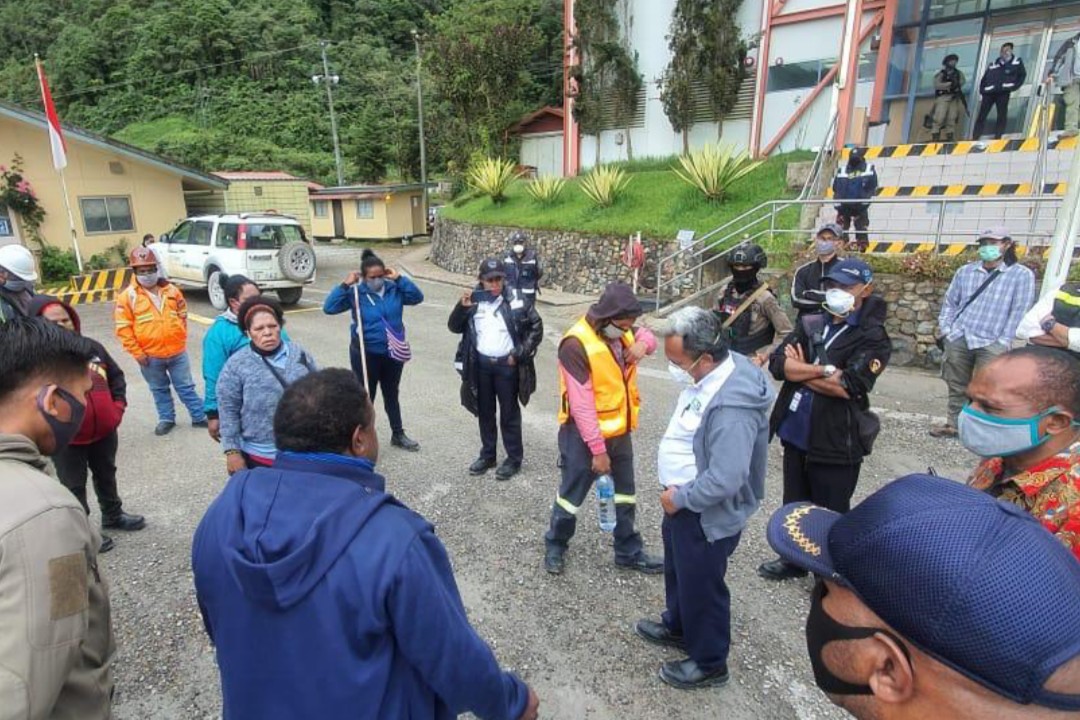 ASPIRASI | Suasana penyampaian aspirasi karyawati PT PSU dari tujuh suku di halaman Mine Office Mile 68 Tembagapura. (Foto: Ist/SP)