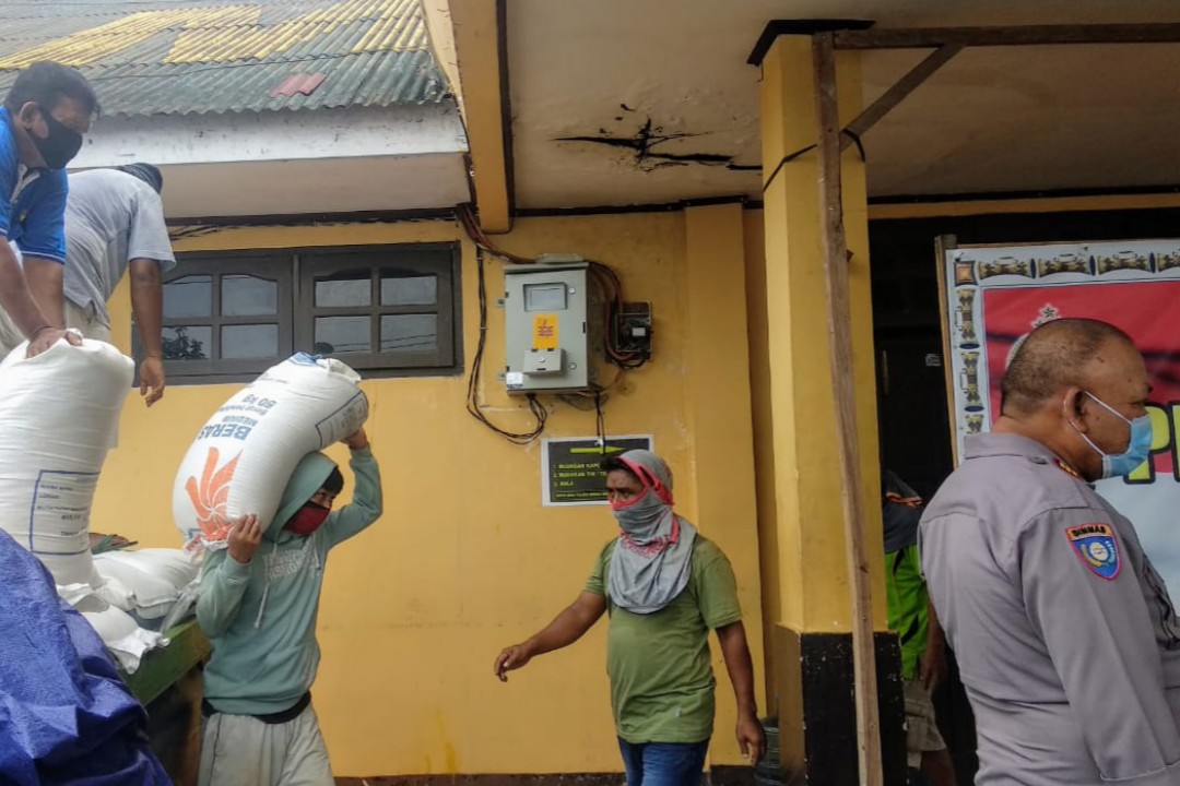BERAS | Bantuan beras dari Mabes Polri yang baru diterima oleh Polres Mimika. (Foto: Muji/SP)