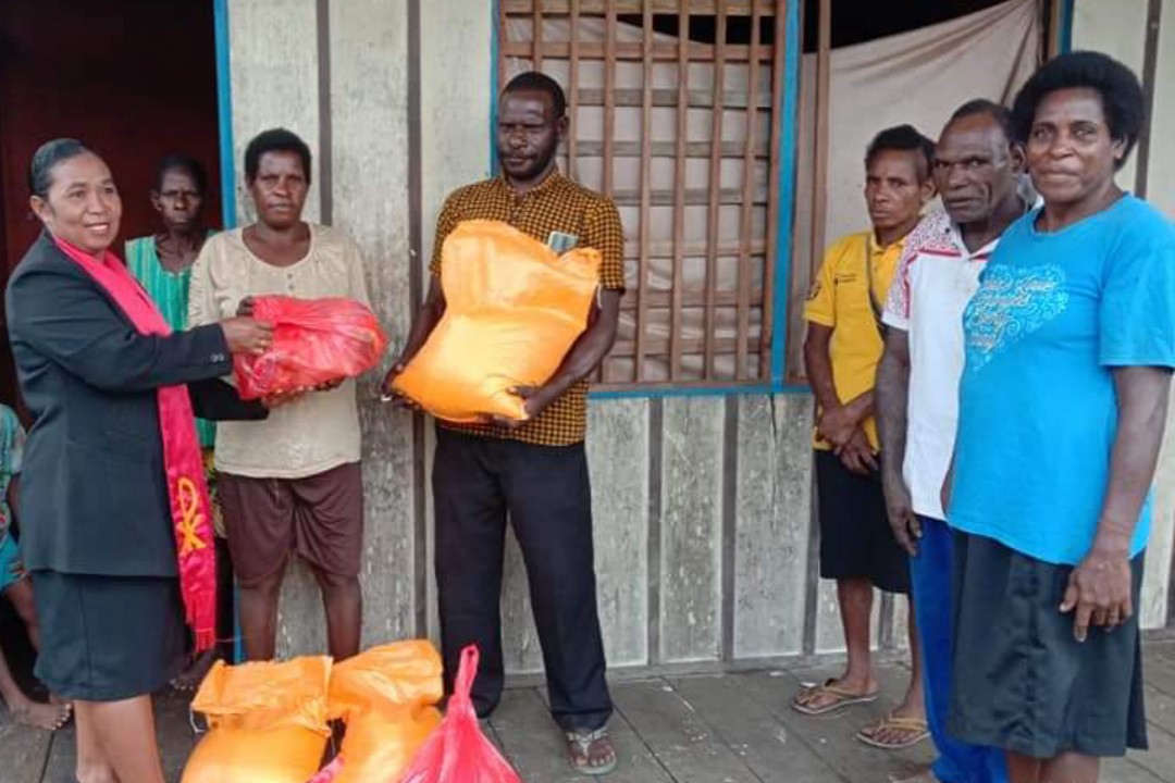 GPI Papua Klasis Asmat membagikan bahan makanan kepada para jemaat. (Foto: Ist/SP)