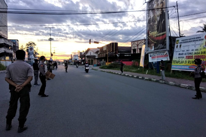 JAGA - Aparat TNI-Polri di Mimika melakukan penjagaan di pertigaan Jalan Cenderawasih-Budi Utomo. (Foto: Muji/SP)
