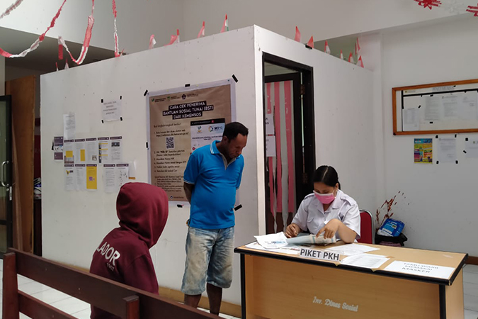 DANA PKH - Masyarakat saat memeriksa namanya dalam daftar penerima PKH di Kantor Dinas Sosial. Foto: Anya Fatma/SP
