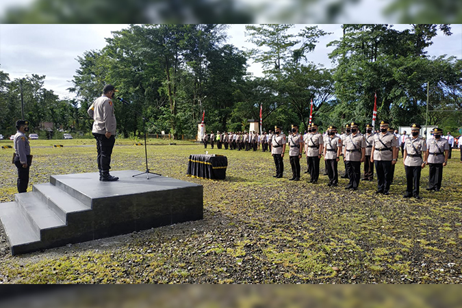 UPACARA | Kapolres Mimika, AKBP I Gusti Gde Era Adhinata memimpin upacara serah terima jabatan delapan pejabat Polres Mimika. (Foto: Saldi/SP)