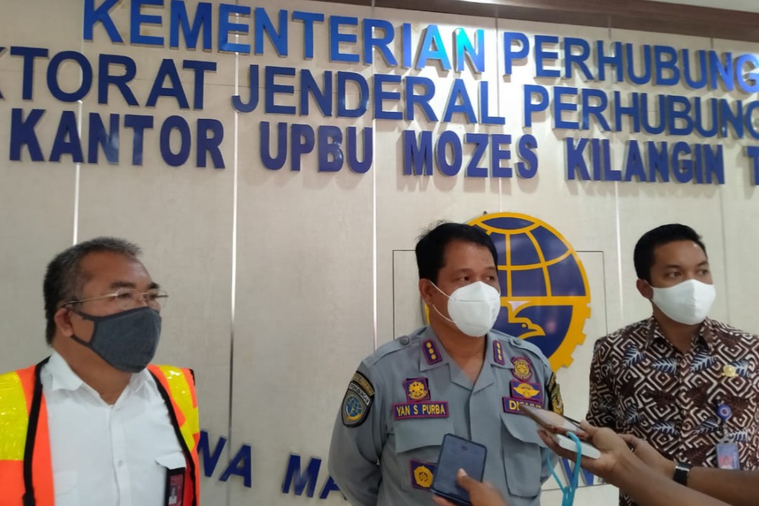 Kepala Dinas Perhubungan Yan S. Purba (tengah) bersama Kepala Bandara Mozes Kilangin Subagio (kiri) saat memberikan keterangan kepada wartawan. (Foto: Anya Fatma/SP)